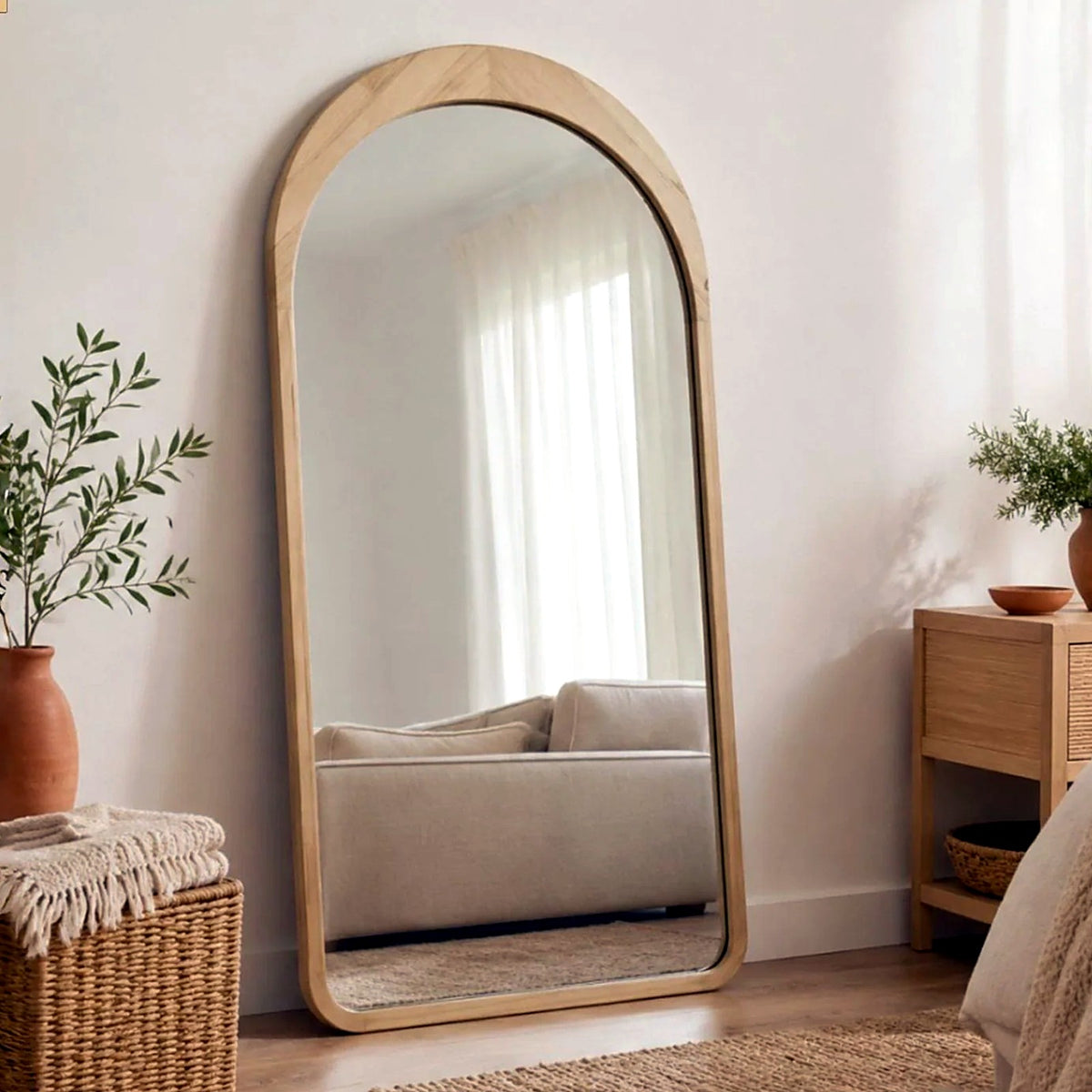 Grand miroir en arche AUBRYNE, cadre bois clair, dans une chambre lumineuse