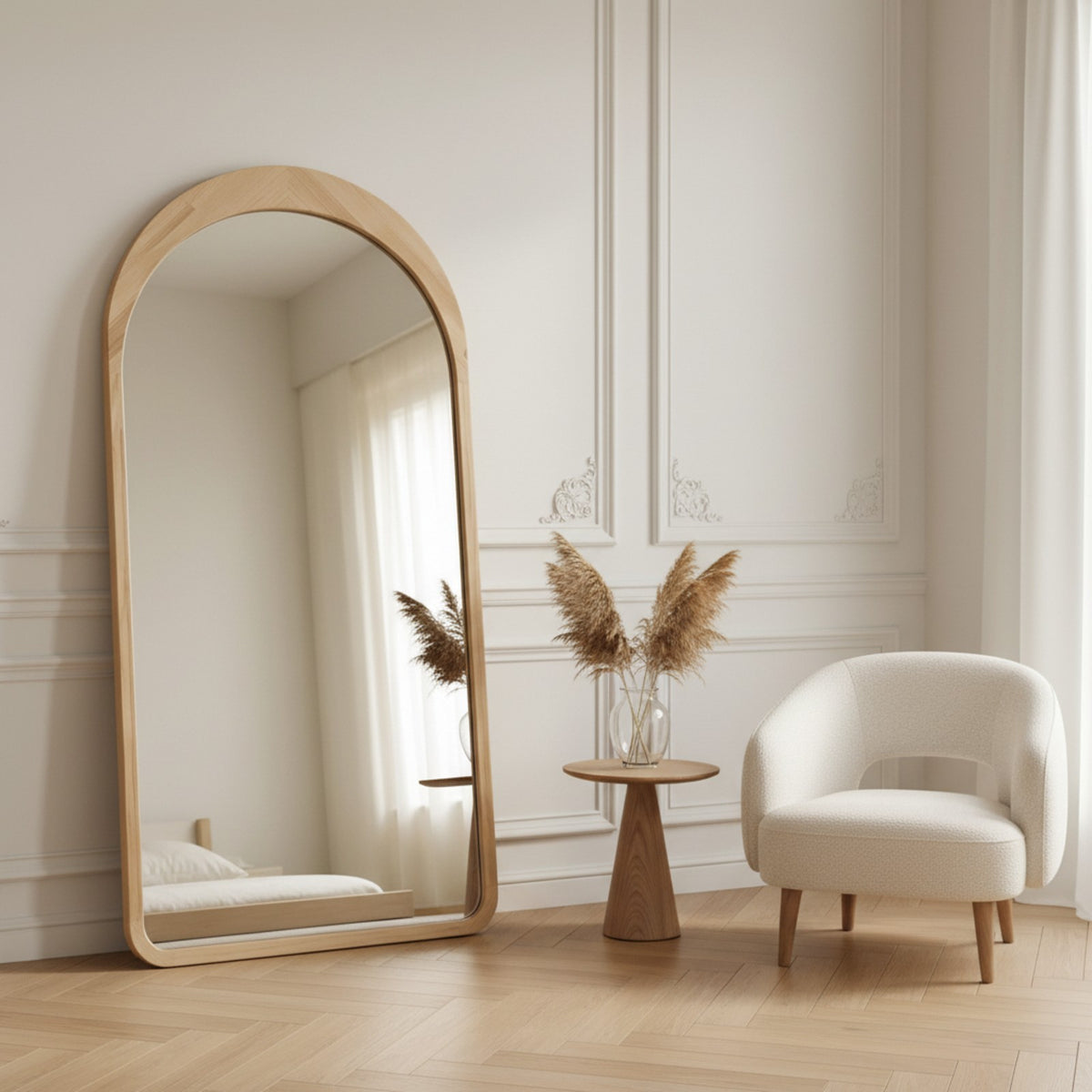 Miroir en arche bois clair dans une chambre parisienne à moulures