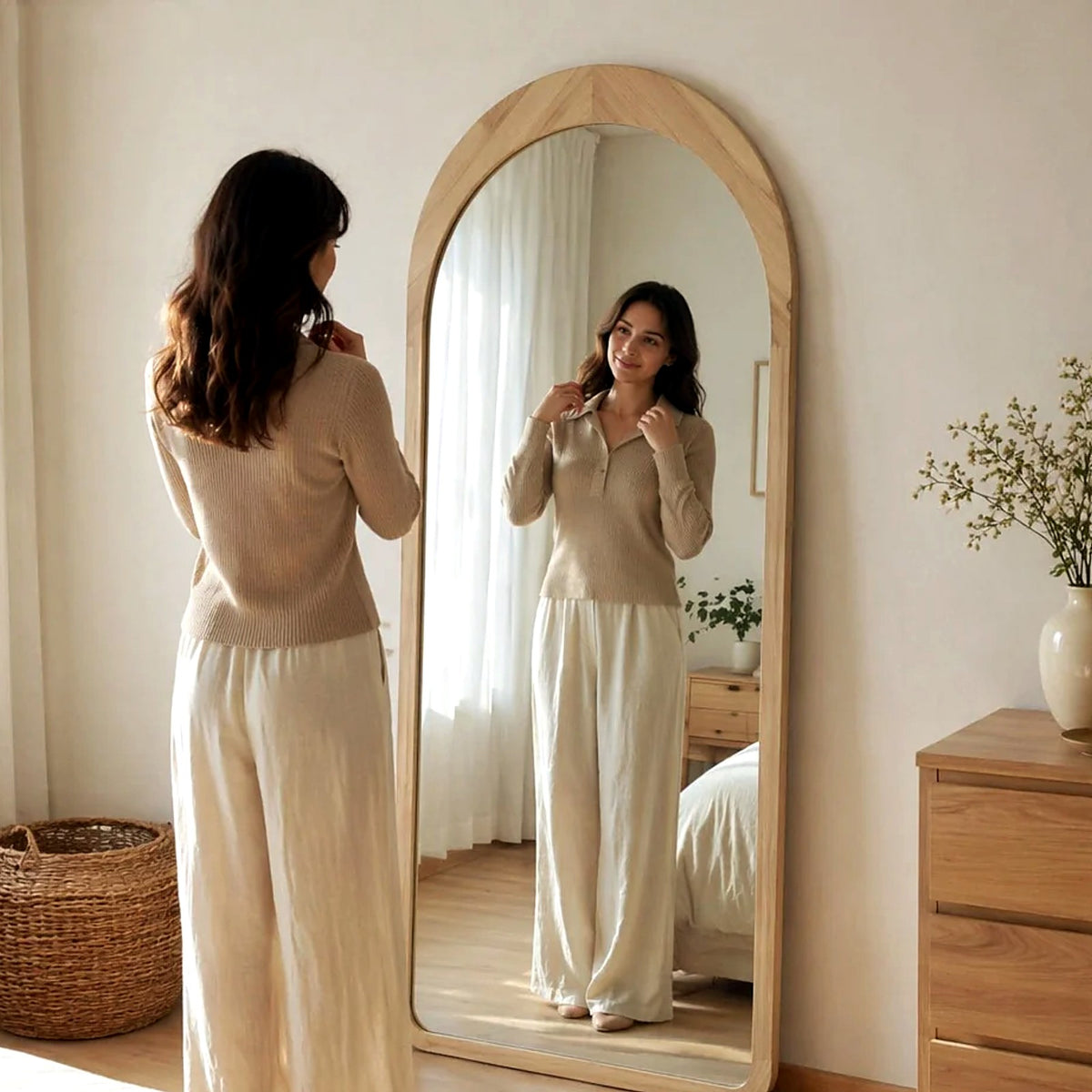Grand miroir en arche reflétant une silhouette en pied