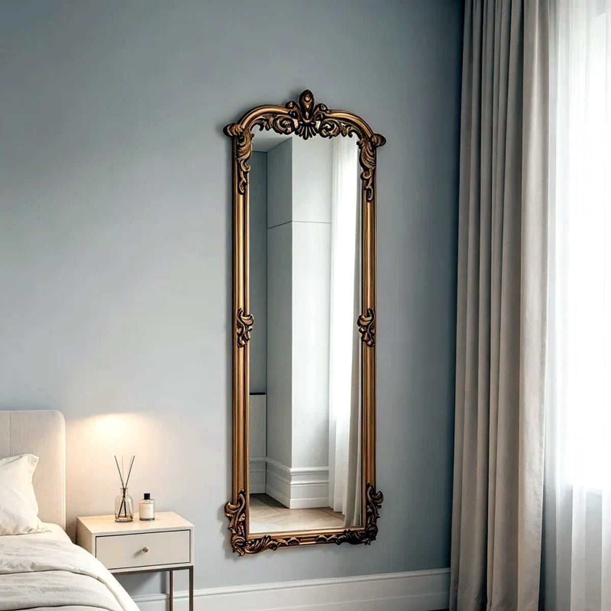 Grand miroir baroque AUBRYNE en bois sculpté doré dans une chambre