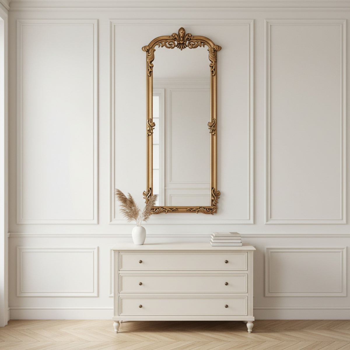 Miroir baroque doré au-dessus d'une commode crème dans une chambre parisienne
