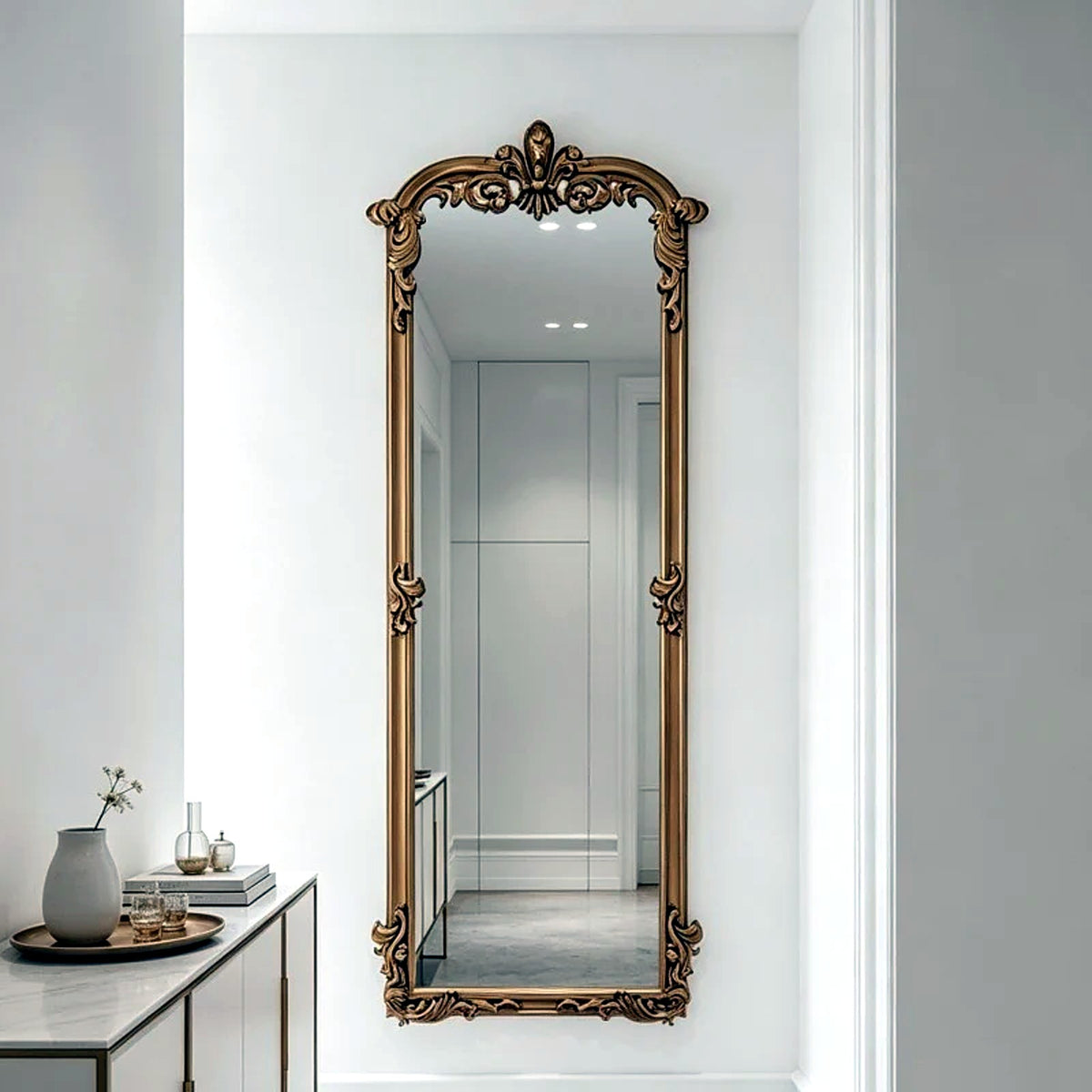Miroir baroque doré au-dessus d'un meuble d'entrée