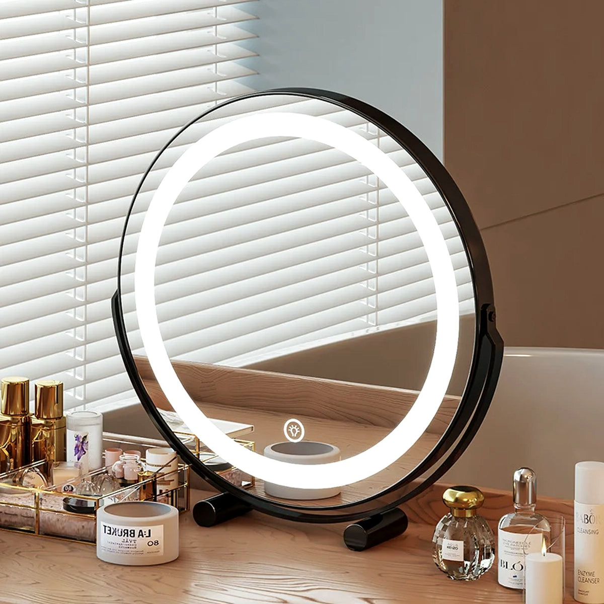 Miroir rond LED noir onyx dans une salle de bain