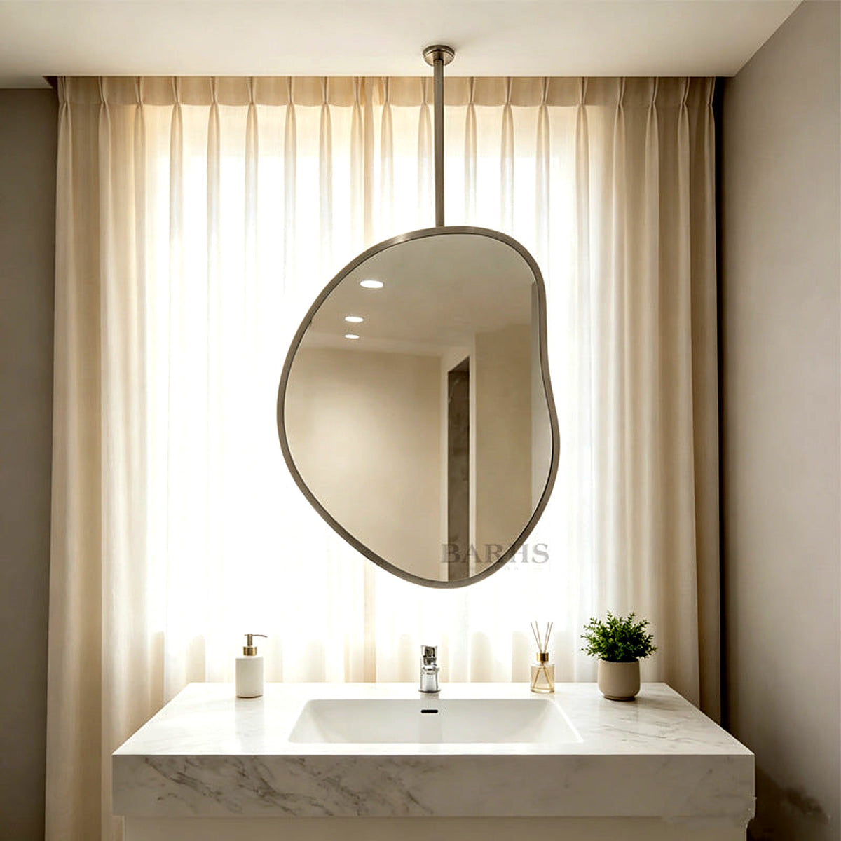 Miroir double face suspendu au plafond au-dessus d'une vasque en marbre