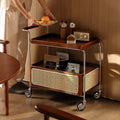 Table d'appoint roulante AUBRYNE en bois et cannage rotin, dans un salon