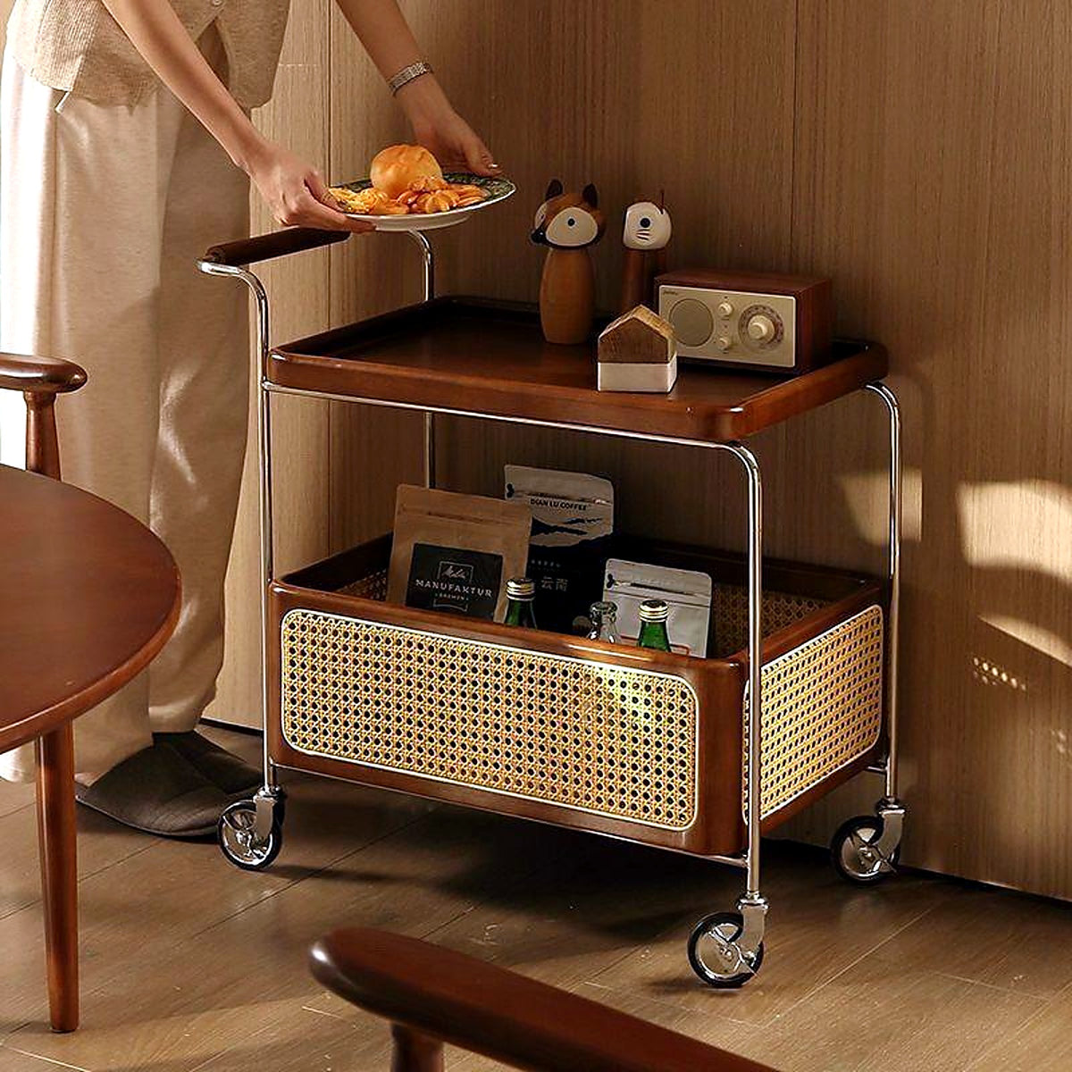 Table d'appoint roulante AUBRYNE en bois et cannage rotin, dans un salon