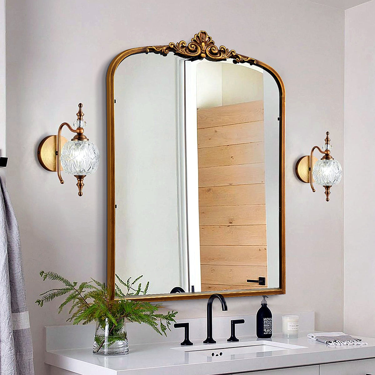 Miroir baroque doré en arche au-dessus d'une vasque