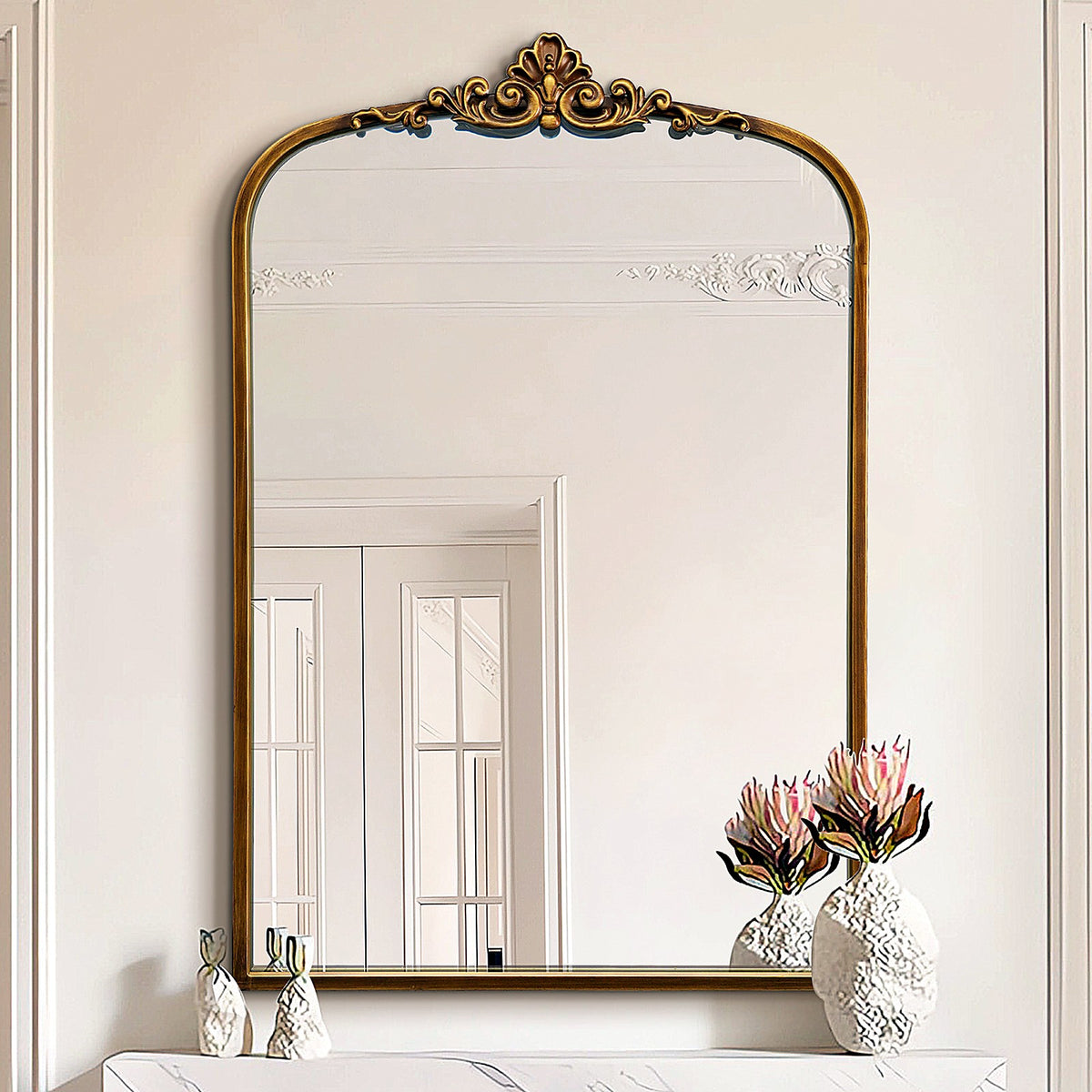 Miroir arche doré à fronton sculpté sur console