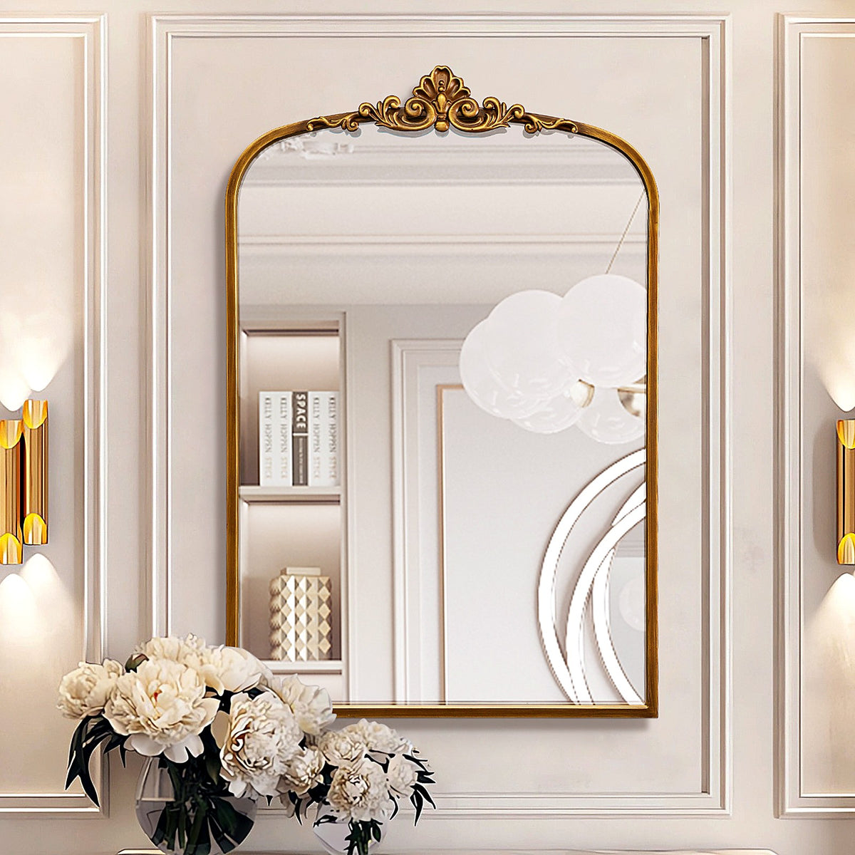 Miroir baroque doré dans un intérieur moulures