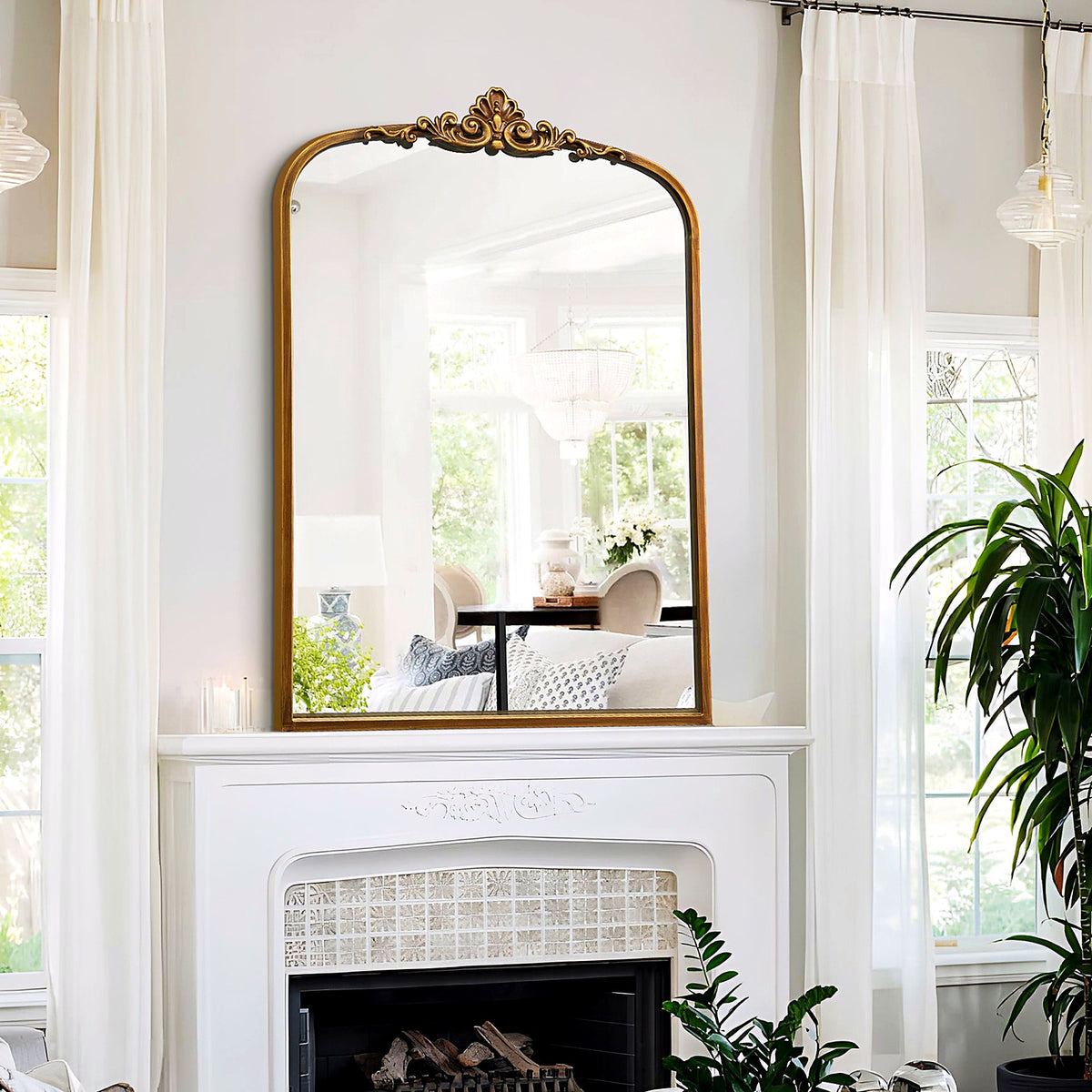 Miroir arche doré au-dessus d'une cheminée