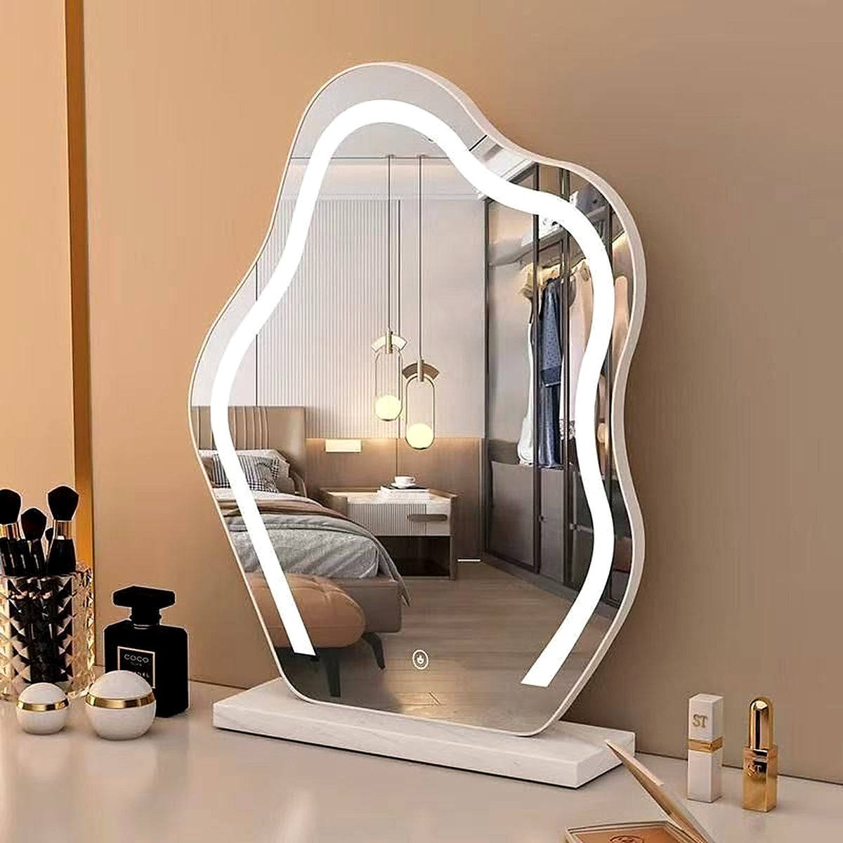 Miroir nuage LED blanc crème sur coiffeuse