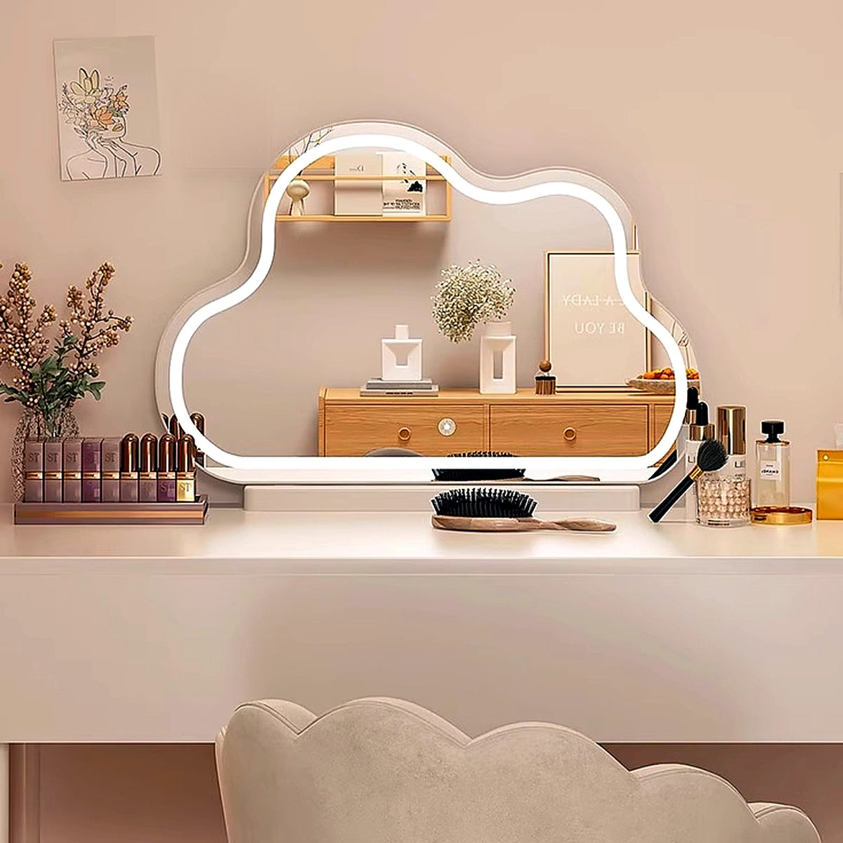 Grand miroir nuage horizontal LED sur socle en marbre, posé sur une coiffeuse