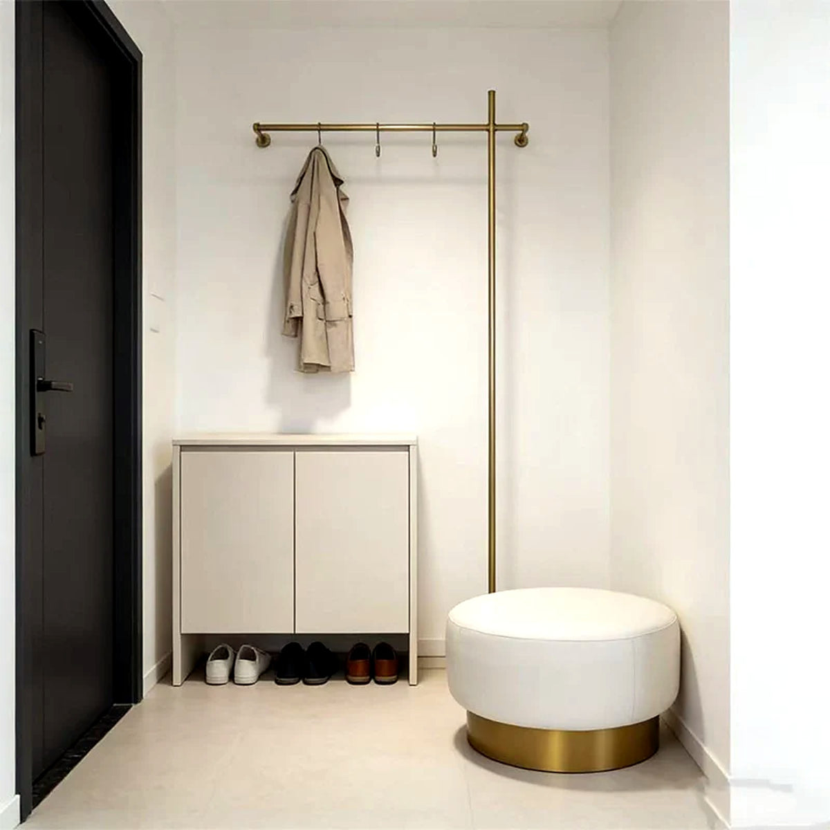 Pouf rond crème dans une entrée, assise d'appoint