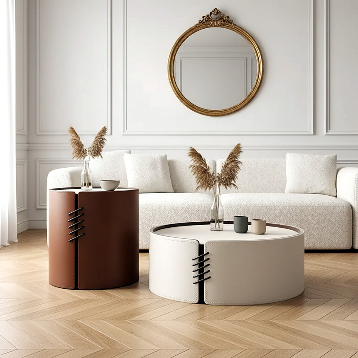 Tables basses rondes effet cuir dans un salon haussmannien, parquet à chevrons et miroir doré
