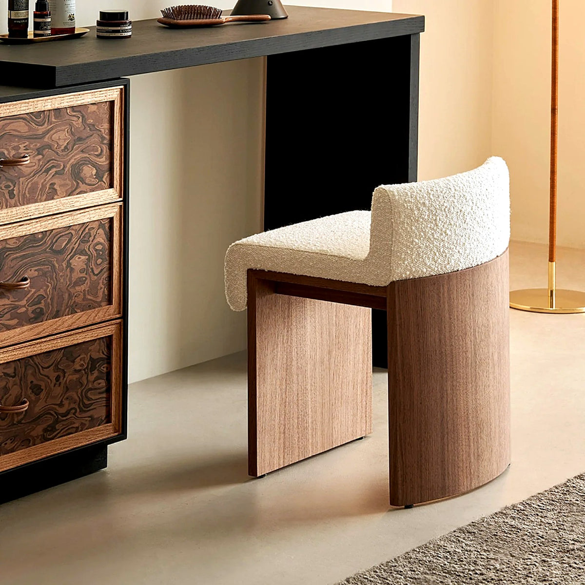 Tabouret de coiffeuse teddy AUBRYNE piètement noyer devant une coiffeuse